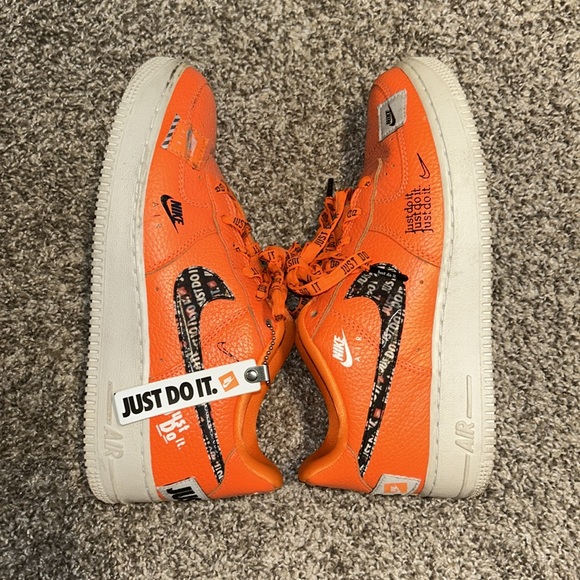 2018 air force 1 low ‘just do it’. orange. size boys/mens 7. - Picture 6 of 9